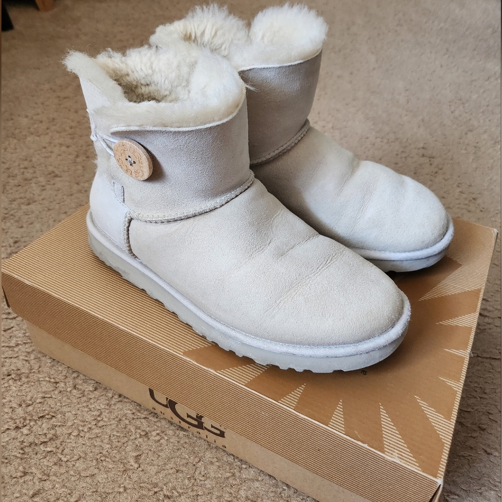 UGG Mini BAILEY BUTTON in CLOUD - Picture 4 of 9